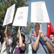 GÜL, KÖŞK ÖNÜNDE PROTESTO EDİLDİ