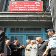 BAYRAMPAŞA CEZAEVİ NİN KAPISINA KİLİT BÖYLE VURULDU
