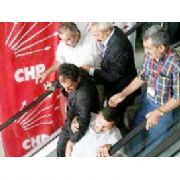 CHP ADIYAMAN KONGRESİ NDE SANDALYELER HAVADA UÇUŞTU