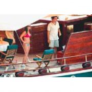DEMİ MOORE  ÖLÜDENİZDE GÜNÜNÜ GÜN EDİYOR