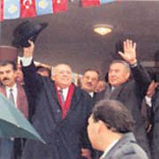 9.CUMHURBAŞKANI SÜLEYMAN DEMİREL O MEŞHUR ŞAPKASINI SATIYOR