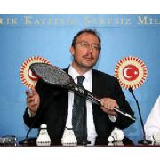AKP Lİ VEKİL DEN MECLİS TE BADMİNTON ŞOV!