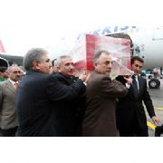 ERDAL İNÖNÜ NÜN CENAZESİ YURDA GETİRİLDİ