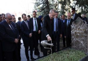 Erdoğan Türkeş in Kabrini Ziyaret Etti