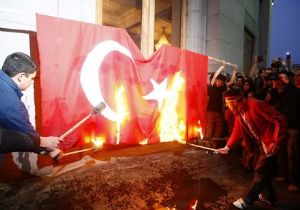 ERMENİLER, TÜRK BAYRAĞINI YAKTI!