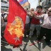 ERMENİLER TÜRK VE AZERİ BAYRAKLARINI YAKTILAR