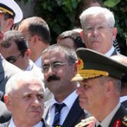 EMEKLİ PAŞANIN CENAZESİNDE İLGİNÇ BULUŞMA!