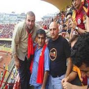 CİM BOM TRİBÜNÜ YASTA