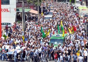 DİYARBAKIR DA GERGİN CENAZE TÖRENİ!