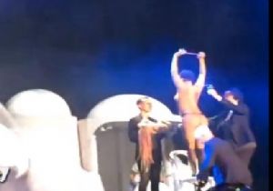 Lady Gaga sahnede soyundu!