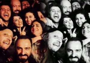 HAZAL KAYA VE ARKADAŞLARININ SELFİE POZU