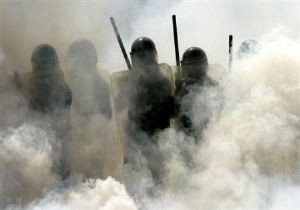 ÜNİVERSİTE DE GAZ BOMBASI SKANDALI!