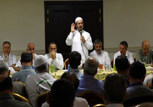  SIRTINDA İHRAM, ELİNDE SİGARA 