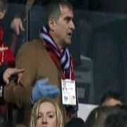 BAYAN TARAFTAR ŞENOL GÜNEŞ E AYAKKABI FIRLATTI