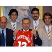 ERDOĞAN, BASKETÇİLERİN YANINDA CÜCE KALDI