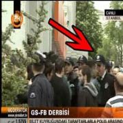 POLİS TEN BİLET KUYRUĞUNDAKİ TARAFTARA KAFA