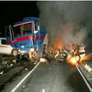 CEZAEVİ ARACI 2 OTOMOBİLE ÇAPTI BİR KİŞİ YANARAK ÖLDÜ