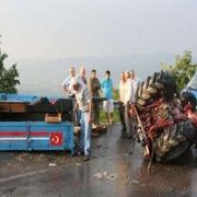 ÖĞRENCİ TAŞIYAN TRAKTÖR DEVRİLDİ 22 YARALI