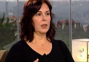 LALE MANSUR, MÜJDAT GEZEN İ TOPA TUTTU