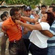 ÖLDÜRDÜ SEYRETMEYE GELDİ YAKALANDI
