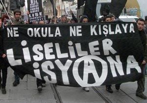 BEYOĞLU UNDA ASKERE GİTMİCEZ PROTESTOSU