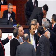 İÇİŞLERİ KOMİSYONU NDA  KİTAP FIRLATMALI  TARTIŞMA!