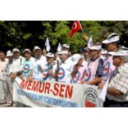 MEMURLAR BAKANLARİ BEKLİYOR