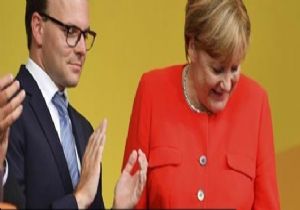 Merkel e Domatesli Saldırı