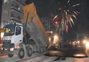Cadde Asfaltına Havai Fişekli Kutlama