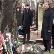 NAZIM HİKMET İN MEZARINDA FATİHA