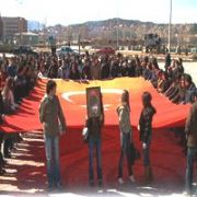 ÖĞRENCİLERDEN TÜRBAN PROTESTOSU