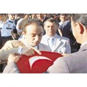 BAYDAMİR BAYRAĞI ÖPMEDİ, SONRA DA KIVIRDI