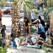 SUÇLU TUR ACENTESİ NİN,  CEZASINI TURİSTLER ÇEKTİ