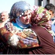 SINIR ÖTESİ BAYRAKLAŞMADA SURİYELİ KIZLAR KOCA ARIYOR
