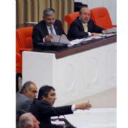 MECLİS TE GENSORU KAVGASI... MUMCU, AKP YE MEYDAN OKUDU