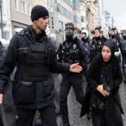 ÖCALAN TARAFTARLARI ORTALIĞI SAVAŞ ALANINA ÇEVİRDİ