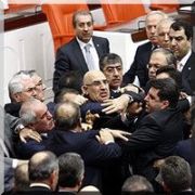 NİHAYET BİR AKP Lİ VEKİL KENDİLERİNE İSYAN ETTİ!