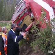 CUMHURİYET TRENİ KAMYONA TOSLADI RAYDAN ÇIKTI