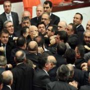 GÜLDAL MUMCU DAN DAYAK YİYEN VEKİLLERE JEST!