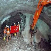 İŞÇİLER TÜNEL DE BAYRAK AÇTI