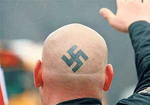 NEO NAZİLERDEN PROVAKASYON GİBİ GÖSTERİ