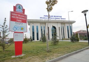Pursaklar’da Parklar Kırmızı-Beyaz Oldu
