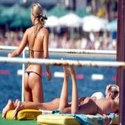ÜSTSÜZ GÜZELLERİ DUYAN İSKELEYE KOŞTU