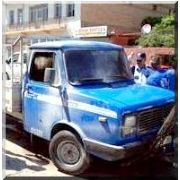 TRAFİK POLİSLERİNE KIZDI ARACINI YAKTI