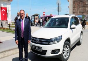 Belediye Başkanı Makam Aracını İade Etti