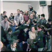 TARAF YAZARINA YUMURTA ATAN GENÇLERİ DÖVDÜLER