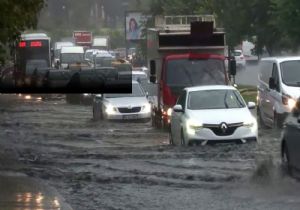 Şiddetli Yağış İstanbul u Felç Etti