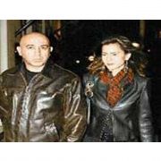 ESKİ MANKENE EŞİ HERKESİN İÇİNDE MEYDAN DAYAĞI ATTI