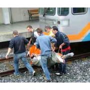 İNTİHAR İÇİN METRONUN ÖNÜNE ATLADI ÖLMEDİ AMA  BİR ÇUVAL KEMİK OLDU