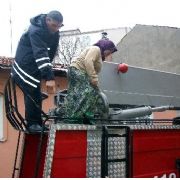 6 AYDIR HAPSETTİĞİ KARISINI İTFAİYE KURTARDI